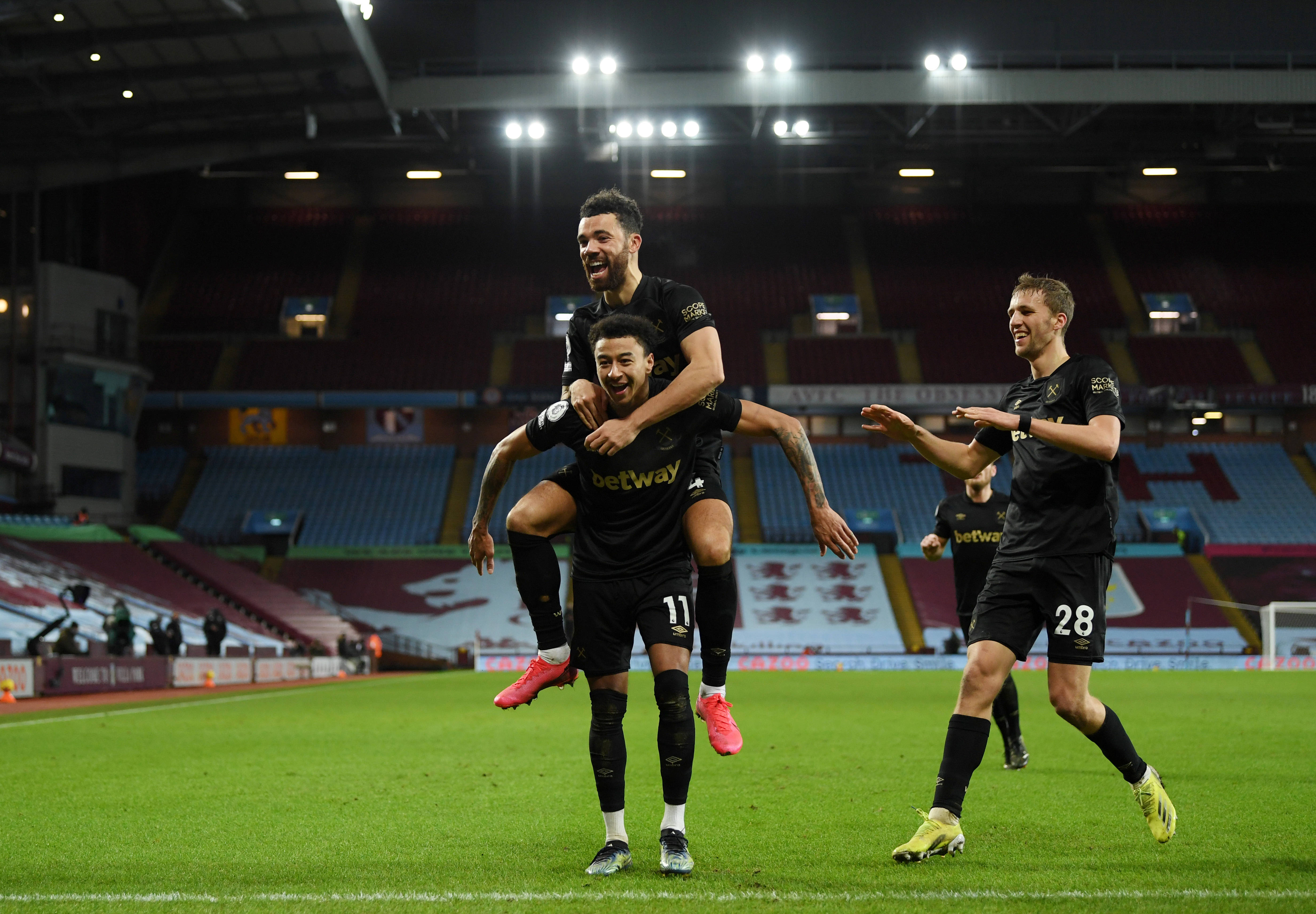 53岁齐达内夜游上海，与大妈踢毽子几分钟融入氛围，展现顶级球商