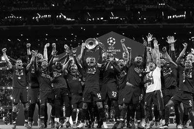 记者：多家豪门有意荷甲19岁中场斯密特，后者被标价2200万镑