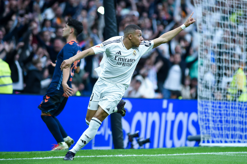 足球是朋友、梦想与人生的瞬间🔴⚫️⚽️（足球，串起朋友、梦想与人生的每个瞬间🔴⚫️⚽️）