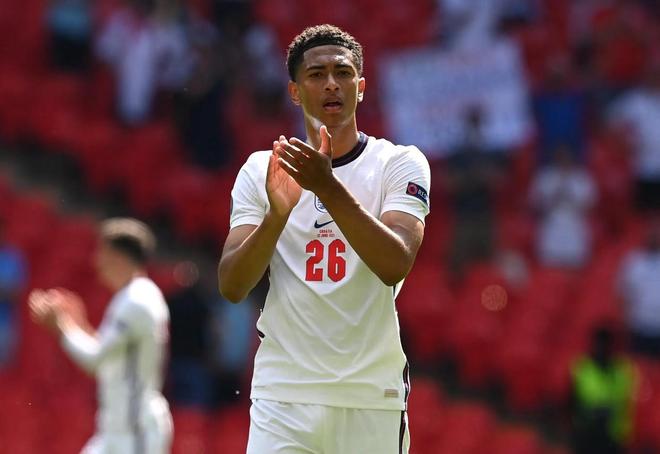 多特客战弗赖堡：吉拉西、小贝林厄姆首发，埃姆雷-詹出战（多特做客弗赖堡：吉拉西与小贝林厄姆先发，埃姆雷-詹登场）