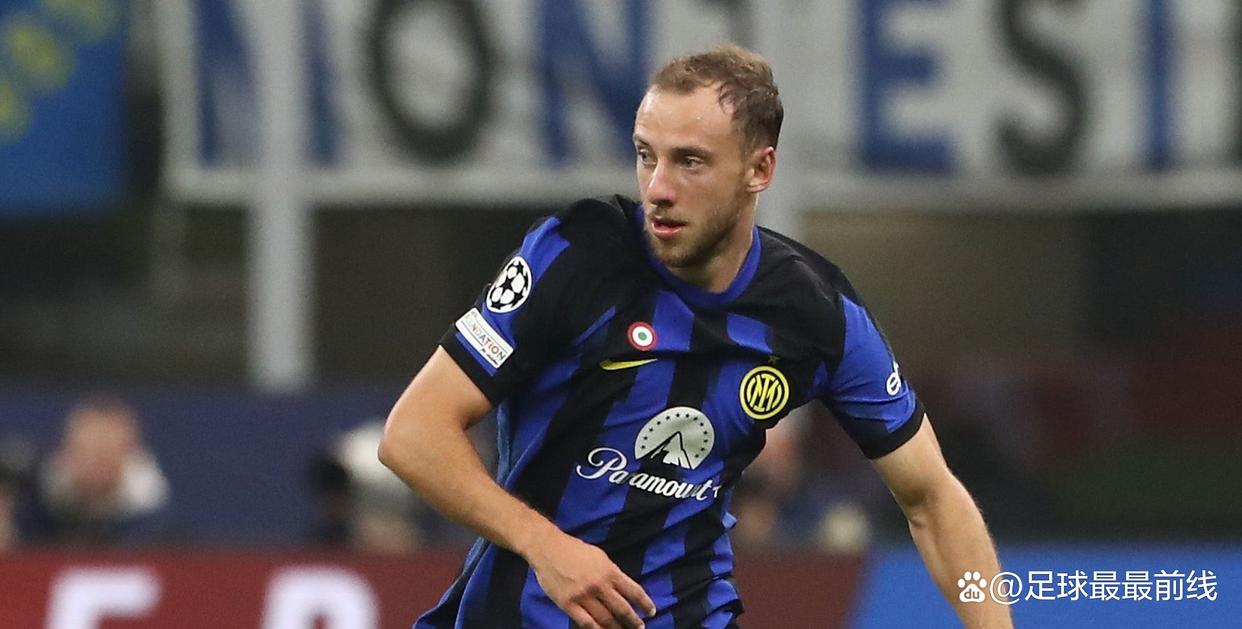 芒特进球后奔向B费，眼神启动诠释默契