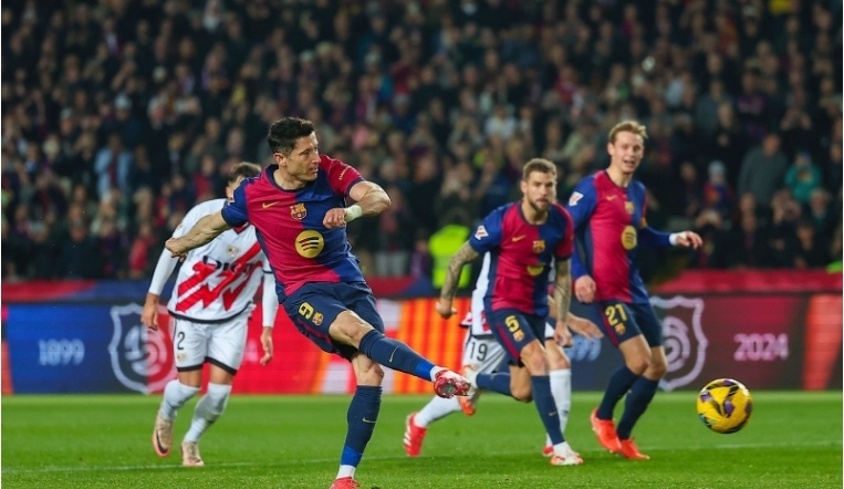 客战塞尔塔戴帽，莱万巴萨生涯第4次上演帽子戏法