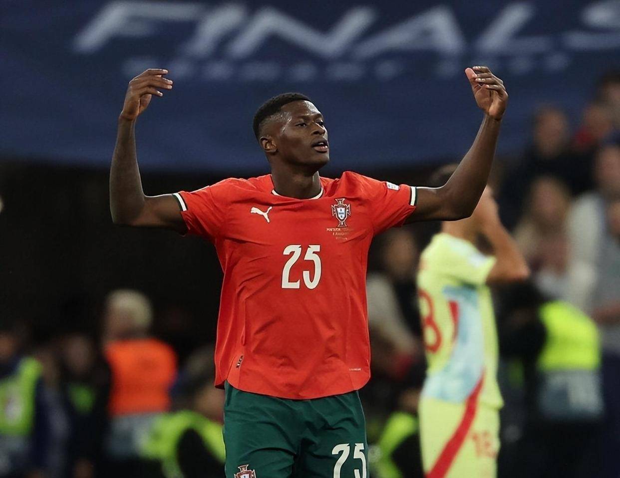 足球欧冠最新积分榜出炉，两大豪门濒临淘汰（欧冠最新积分榜揭晓，两大豪门命悬一线）