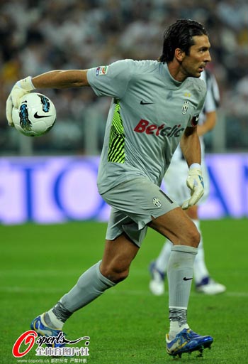 罗马诺：曼城签约18岁中卫朱马巴赫 转租给朗斯（罗马诺：曼城签下18岁中卫朱马巴赫，随后租借至朗斯）