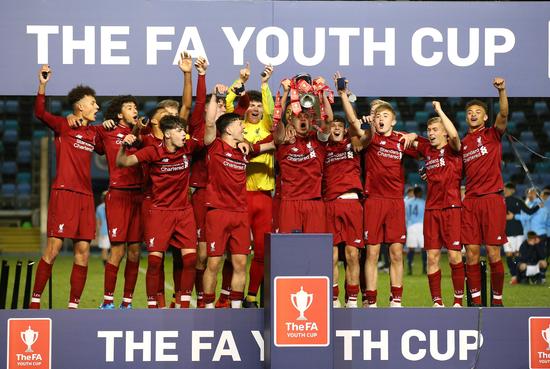 阿根廷国家队抵达安哥拉，大批球迷等候并高呼梅西名字