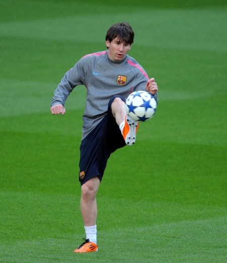 周末足坛激烈对决，拜仁、曼城、巴萨、AC米兰分别取得胜利，上演精彩绝杀。