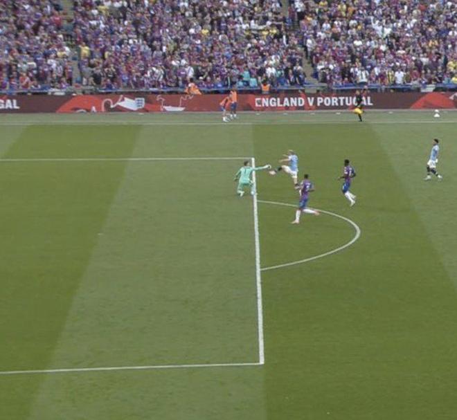 山东男篮激烈对决青岛男篮，裁判控场不足引发热议，球员受伤成焦点。