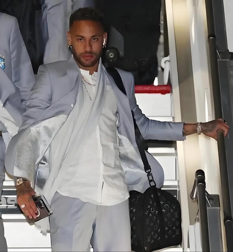 官方：桑德兰签下22岁门将罗埃夫斯，为其夏窗第8笔引援